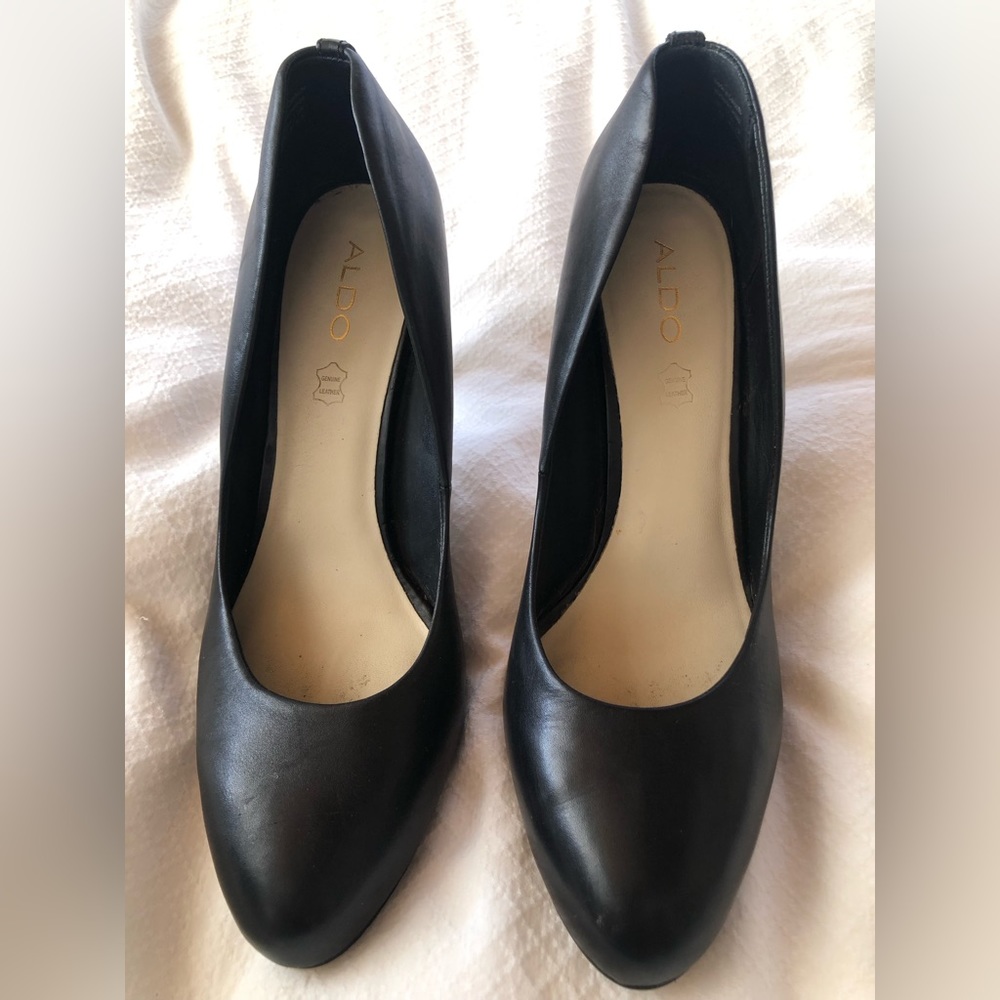 Classic black leather pump